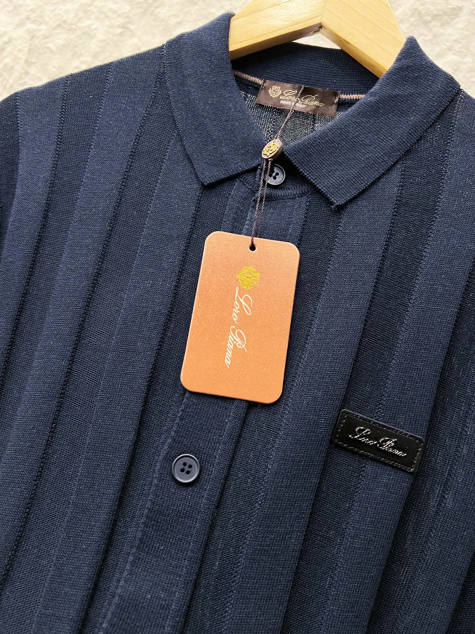 (Loro Piana) Merino wool + mulberry silk, focusing on ultra-thin, light-transmitting Breathable, is the core fabric logo of the summer hollow knitted Series. Openwork Vertical Stitch (vertical hollow mesh stitch) (18G high-density fine needles, woven by LP original Italian 18-needle flat double jacquard machine) Old money men's clothing circle: Italian linen hollow vertical strip Polo knitted one-piece woven lapel with four flat stitches. The collar is double-layer dense four-flat knitting, which is different from the hollow body. The placket is stiff and not easy to deform, the placket is integrated with a scissor placket, and mother-of-pearl button opening design. Hem/Cuffs: Narrow ribbing. The cuffs and hem are trimmed with narrow solid-color ribbing to balance the looseness of the hollow body. Miniature black label metal leather label technology. The small label on the chest is vegetable tanned leather + metal embossed LP logo, which is sewn and fixed. It is the brand's iconic minimalist accessory material technology. Royal Lightness™ vertical openwork hollow knitted Polo 18-needle transfer vertical striped hollow pit weft knitting. Color; Dark Blue Gray Apricot Yellow Sizes; M-3XL up to 190 catties (worry-free after-sales service)